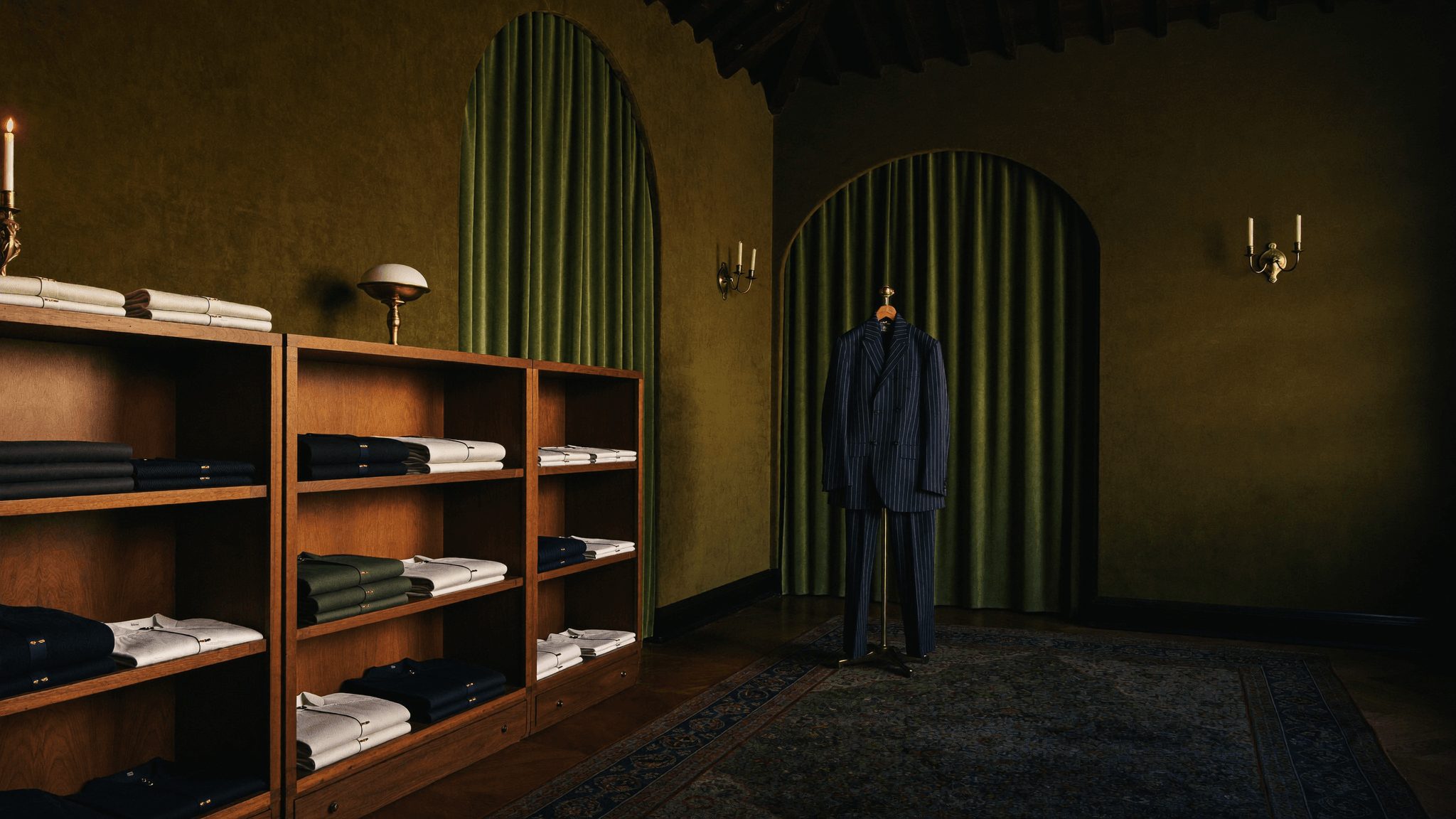 Escena editorial de Casa Galvani en tonos verde olivo y nogal