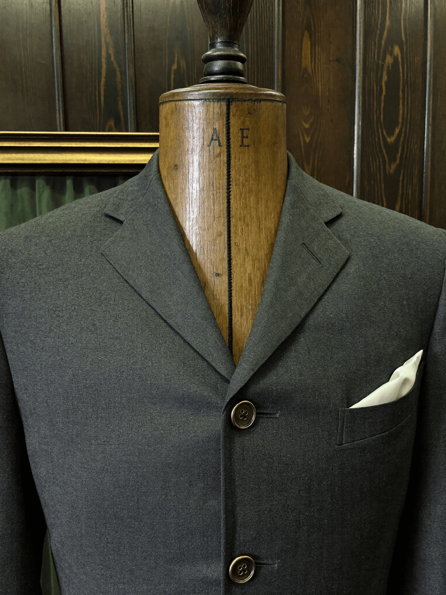 Traje a la medida en maniquí de madera